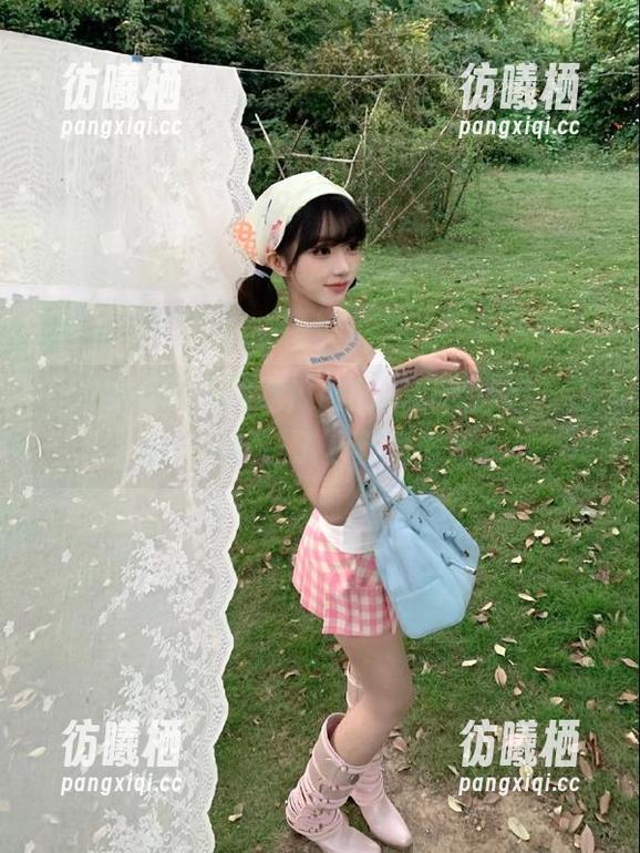 52吃瓜网 52吃瓜网的入口像迷宫,走错一步就成了八卦的深渊。