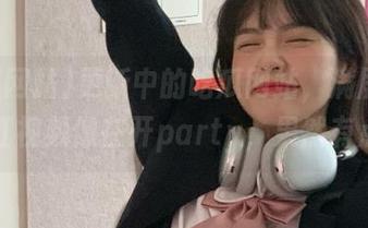 更新中的吃瓜网站，满屏的抖音网红视频像在开party，果然有点吵。