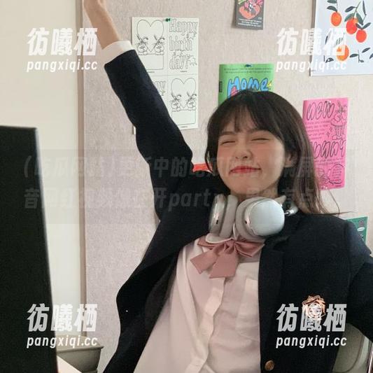 吃瓜网站 更新中的吃瓜网站,满屏的抖音网红视频像在开party,果然有点吵。